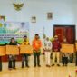 Bupati Fifian menyerahkan bantuan Starlink kepada sejumlah sekolah dan kantor camat. (Dokumentasi: Diskominfo)