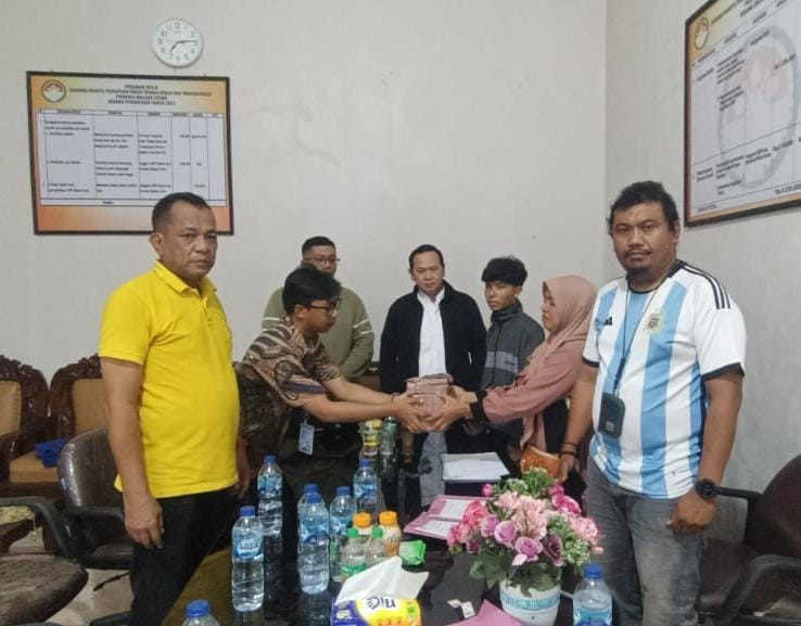 Penyerahan santunan kematian dari PT. DNA kepada ahli waris yang disaksikan langsung oleh Kabid Pengawasan Ketenagakerjaan, Nirwan M. Turuy yang berlangsung di Kantor Disnakertrans Malut, Jumat (17/10/2025). 