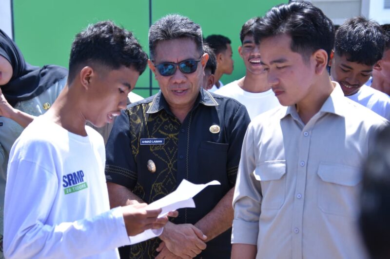 Wakil Presiden dan Wakil Wali Kota Tidore Kepulauan saat meninjau Sekolah Rakyat. 