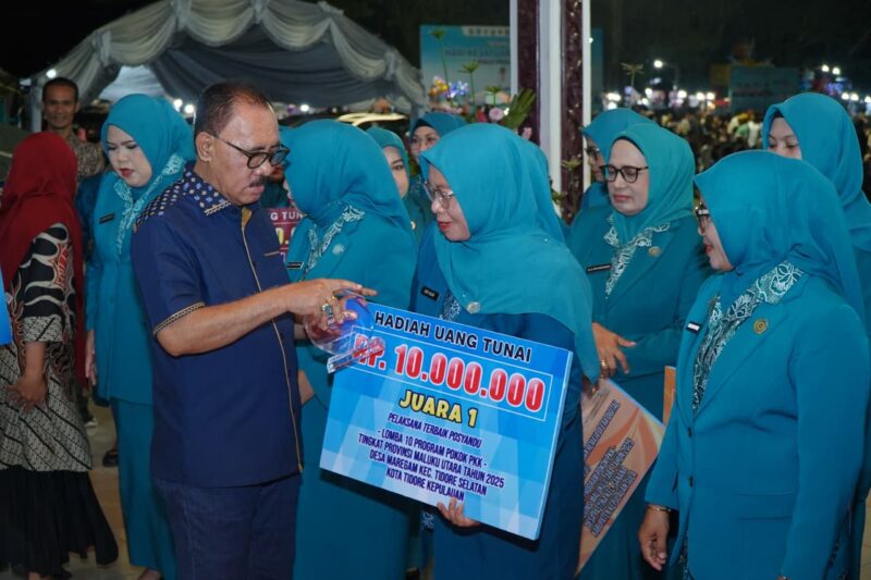 Bupati Halbar menyerahkan hadiah kepada TP PKK Tidore. 