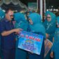 Bupati Halbar menyerahkan hadiah kepada TP PKK Tidore. 