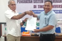 Kepala LLDIKTI Wilayah XII, Dr. Jantje Eduard Lekatompessy, SE, M.Si, Ak, CA, menyerahkan SK pendirian Prodi K3 kepada Rektor Unibrah Tidore, Sarbaini A. Karim, SKM., M.Kes.