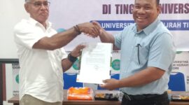 Kepala LLDIKTI Wilayah XII, Dr. Jantje Eduard Lekatompessy, SE, M.Si, Ak, CA, menyerahkan SK pendirian Prodi K3 kepada Rektor Unibrah Tidore, Sarbaini A. Karim, SKM., M.Kes.