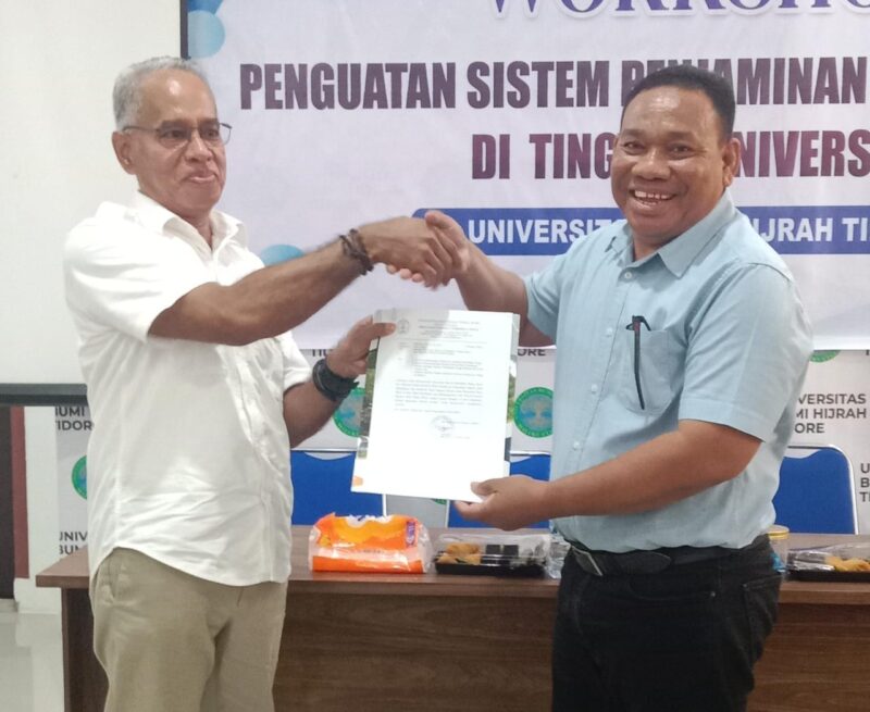 Kepala LLDIKTI Wilayah XII, Dr. Jantje Eduard Lekatompessy, SE, M.Si, Ak, CA, menyerahkan SK pendirian Prodi K3 kepada Rektor Unibrah Tidore, Sarbaini A. Karim, SKM., M.Kes.