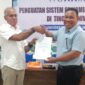Kepala LLDIKTI Wilayah XII, Dr. Jantje Eduard Lekatompessy, SE, M.Si, Ak, CA, menyerahkan SK pendirian Prodi K3 kepada Rektor Unibrah Tidore, Sarbaini A. Karim, SKM., M.Kes.