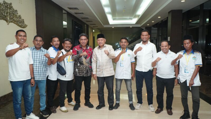 Foto bersama Wakil Wali Kota Tidore Kepulauan Ahmad Laiman bersama Wakil Gubernur Maluku Utara Sarbin Sehe dalam kegiatan PMII. 