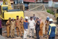 Wakil Wali Kota Tidore Kepulauan, Ahmad Laiman meninjau proyek. 