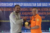 Penyerahan plakat dalam kegiatan workshop. 