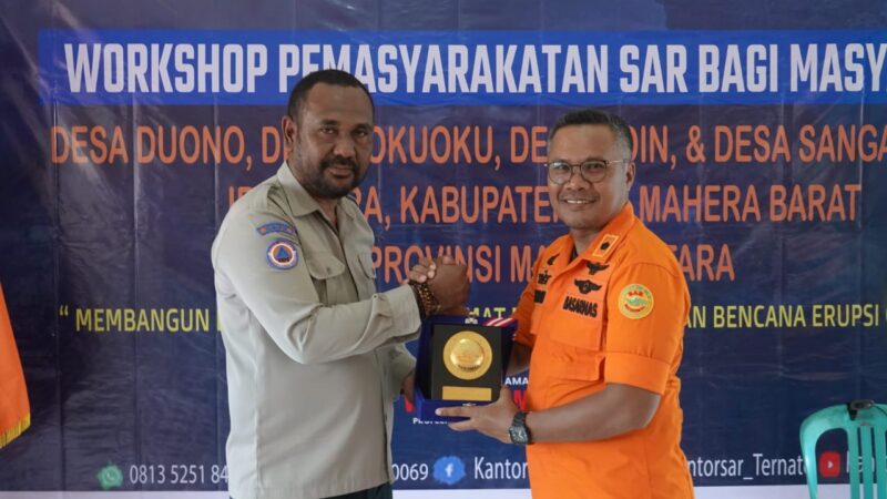 Penyerahan plakat dalam kegiatan workshop. 