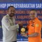 Penyerahan plakat dalam kegiatan workshop. 