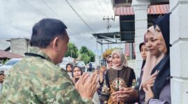 Menhan RI, Jenderal (Purn) TNI Sjafrie Sjamsoeddin mengunjungi rumah keluarga almarhum Pratu Anumerta Haris Unaternate yang gugur saat bertugas. 
