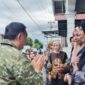 Menhan RI, Jenderal (Purn) TNI Sjafrie Sjamsoeddin mengunjungi rumah keluarga almarhum Pratu Anumerta Haris Unaternate yang gugur saat bertugas. 