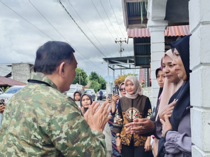 Menhan RI, Jenderal (Purn) TNI Sjafrie Sjamsoeddin mengunjungi rumah keluarga almarhum Pratu Anumerta Haris Unaternate yang gugur saat bertugas. 
