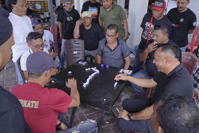 Wali Kota Tidore Kepulauan ikut serta memeriahkan pertandingan domino. 