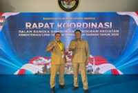 Sekda, Muhlis Soamole bersama Kepala Bappeda, H Syahjuan Fatgehipon.