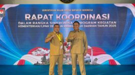 Sekda, Muhlis Soamole bersama Kepala Bappeda, H Syahjuan Fatgehipon.