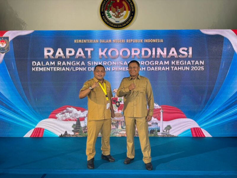 Sekda, Muhlis Soamole bersama Kepala Bappeda, H Syahjuan Fatgehipon.