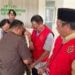 Dua tersangka Sahril Abdul Rajak dan S.S mengenakan rompi merah khas kejaksaan. 