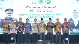 Kepala Kejaksaan Tinggi (Kejati) Maluku Utara yang baru, Sufari foto bersama dengan  sejumlah kepala daerah. 