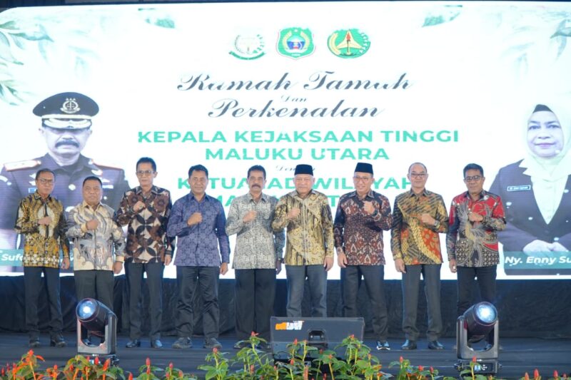 Kepala Kejaksaan Tinggi (Kejati) Maluku Utara yang baru, Sufari foto bersama dengan  sejumlah kepala daerah. 