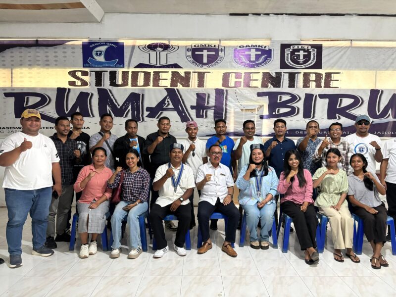 Bupati Halmahera Barat, James Uang foto bersama dengan Peserta Konferensi Cabang (Konpercab) ke-XI GMKI Jailolo. 