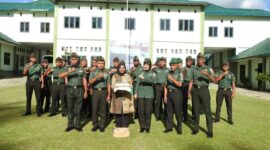 Penyerahan secara simbolis baju dinas PNS kepada Supriyanti Unaternate. 