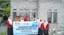 Ketua TP PKK Kota Tidore, Hj. Rahmawati Muhammad Sinen bersama tim PKK melakukan pemantauan pembangunan rumah bantuan. 