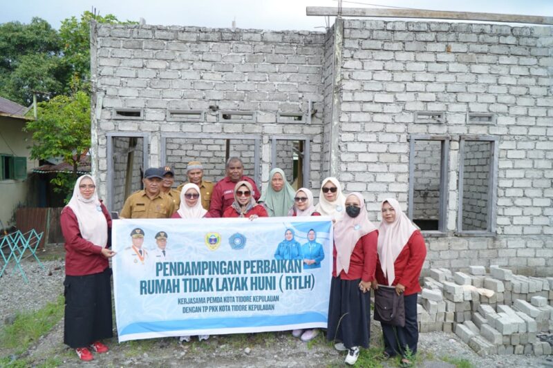 Ketua TP PKK Kota Tidore, Hj. Rahmawati Muhammad Sinen bersama tim PKK melakukan pemantauan pembangunan rumah bantuan. 