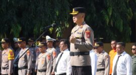 Kapolresta Tidore AKBP Heru Budiharto saat memimpin apel gabungan. 