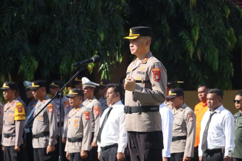 Kapolresta Tidore AKBP Heru Budiharto saat memimpin apel gabungan. 