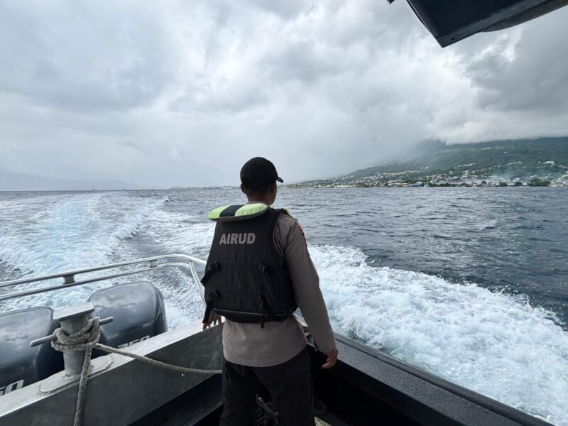 Anggota Polairud Polda Malut saat melakukan patroli laut Ternate-Tidore. 
