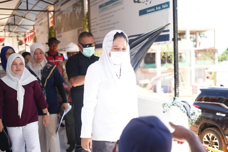 Bupati Sula, Fifian Adeningsi Mus meninjau pembangunan RSUD Sanana.