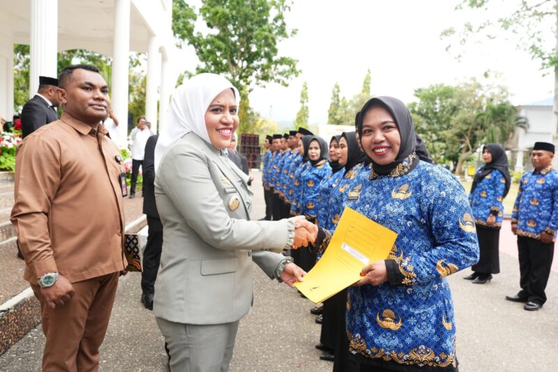 Bupati Kepulauan Sula menyerahkan SK kepada salah satu PPPK. 