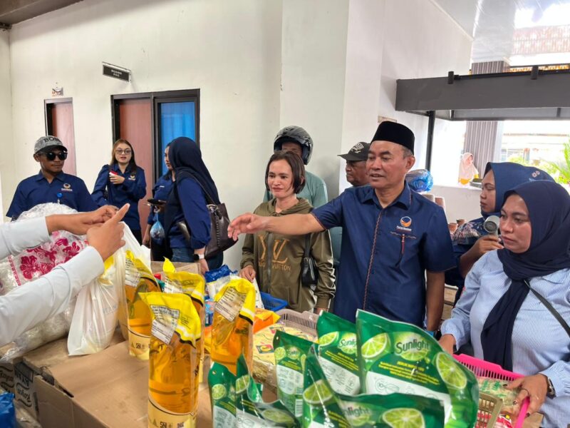 Ketua DPD NasDem Halmahera Barat Djufri Muhamad, didampingi Wakil Ketua I Rustam Fabanyo, Ketua Fraksi NasDem Diandra Pita, Anggota Fraksi Ryanto Hariandi Wangian saat melakukan blusukan di pasar. 