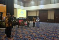 Sekretaris Badan Pengembangan dan Pembinaan Bahasa, Dr. Ganjar Harimansyah, S.S., M.Hum., mewakili Kepala Badan Pengembangan dan Pembinaan Bahasa didampingi Kepala Balai Bahasa Malut, Nukman S.S., M.Hum saat membuka kegiatan FTBI. 