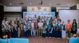 Foto bersama Kepala Balai Bahasa Maluku Utara, Nukman. S.S., M. Hum bersama dengan para peserta kemah penulisan cerpen berbahasa daerah. 