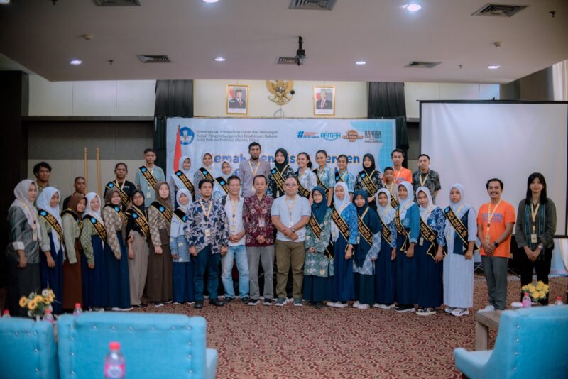 Foto bersama Kepala Balai Bahasa Maluku Utara, Nukman. S.S., M. Hum bersama dengan para peserta kemah penulisan cerpen berbahasa daerah. 