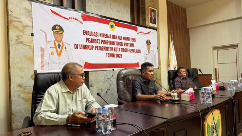 Wakil Wali Kota Tidore Kepulauan, Ahmad Laiman, saat membuka Kegiatan Evaluasi Kinerja dan Uji Kompetensi Pejabat Pimpinan Tinggi Pratama. 