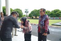 Wakil Wali Kota Tidore Ahmad Laiman menyambut kedatangan Tim Uji Petik Inovasi Kementerian Dalam Negeri di Tidore. 