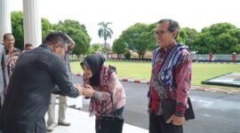 Wakil Wali Kota Tidore Ahmad Laiman menyambut kedatangan Tim Uji Petik Inovasi Kementerian Dalam Negeri di Tidore. 