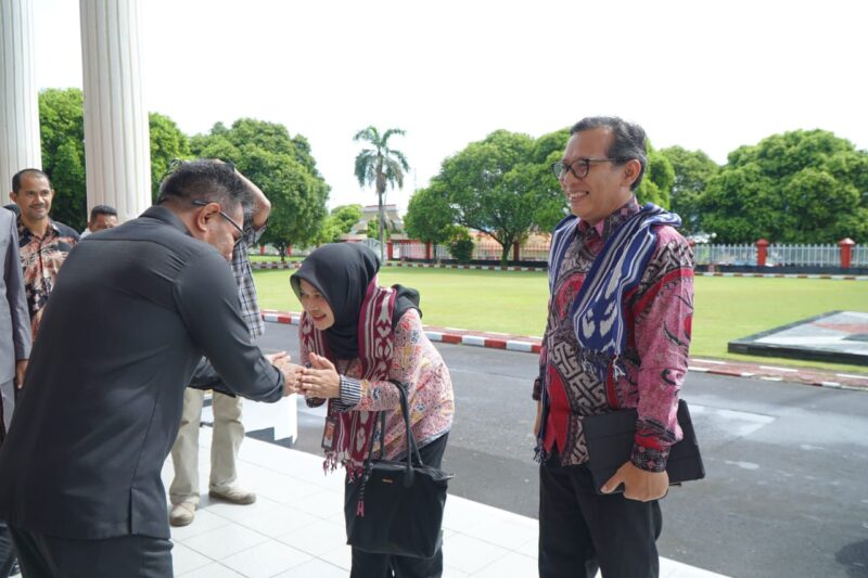 Wakil Wali Kota Tidore Ahmad Laiman menyambut kedatangan Tim Uji Petik Inovasi Kementerian Dalam Negeri di Tidore. 