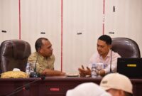 Staf Ahli Wali Kota Bidang Ekonomi, Pembangunan, dan Keuangan, Abdul Hakim Adjam bersama dan Kepala Dinas Ketahanan Pangan Kota Tidore Kepulauan, Yakub Maradjabessy. 