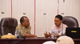 Staf Ahli Wali Kota Bidang Ekonomi, Pembangunan, dan Keuangan, Abdul Hakim Adjam bersama dan Kepala Dinas Ketahanan Pangan Kota Tidore Kepulauan, Yakub Maradjabessy. 