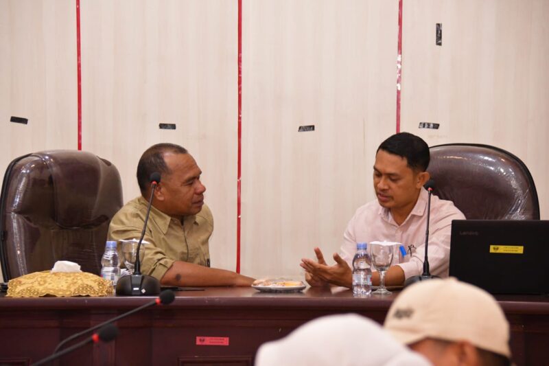 Staf Ahli Wali Kota Bidang Ekonomi, Pembangunan, dan Keuangan, Abdul Hakim Adjam bersama dan Kepala Dinas Ketahanan Pangan Kota Tidore Kepulauan, Yakub Maradjabessy. 