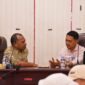 Staf Ahli Wali Kota Bidang Ekonomi, Pembangunan, dan Keuangan, Abdul Hakim Adjam bersama dan Kepala Dinas Ketahanan Pangan Kota Tidore Kepulauan, Yakub Maradjabessy. 