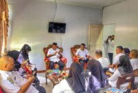 Wabup Sula, Saleh Marasabessy saat melakukan sidak di Dinas UMKM. 