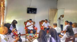 Wabup Sula, Saleh Marasabessy saat melakukan sidak di Dinas UMKM. 