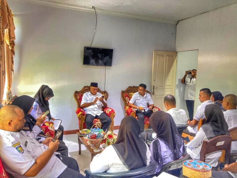 Wabup Sula, Saleh Marasabessy saat melakukan sidak di Dinas UMKM. 