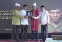 Pose bersama plakat penghargaan pahlawan nasional Zainal Abidin Syah oleh Sultan Tidore, Husain Alting Syah, Wali Kota Tidore Kepulauan, Muhammad Sinen, Ahli Waris, Prof Mahmud Arifin Raimadoya dan Wakil Gubernur Malut, Sarbin Sehe. 