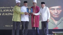 Pose bersama plakat penghargaan pahlawan nasional Zainal Abidin Syah oleh Sultan Tidore, Husain Alting Syah, Wali Kota Tidore Kepulauan, Muhammad Sinen, Ahli Waris, Prof Mahmud Arifin Raimadoya dan Wakil Gubernur Malut, Sarbin Sehe. 